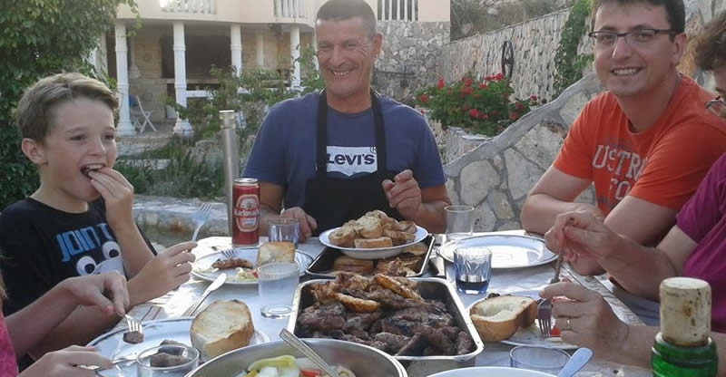 Domaćin Denisio sa gostima